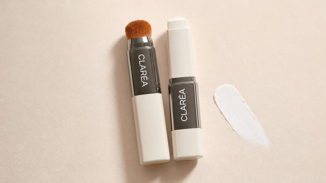 Fond de teint stick Claréa ouvert et fermé à côté d'un trait de produit blanc, clarea avis