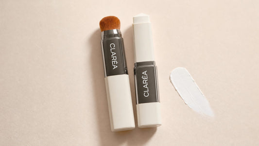 Fond de teint stick Claréa ouvert et fermé à côté d'un trait de produit blanc, clarea avis