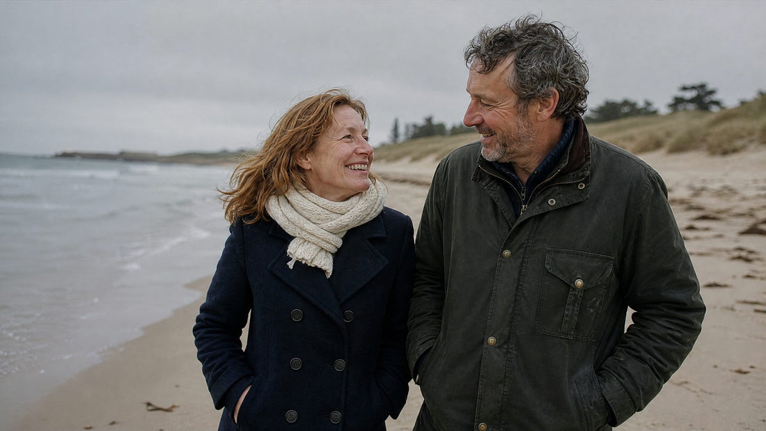 Fond de teint peau sèche mature : couple marchant sur une plage bretonne en hiver