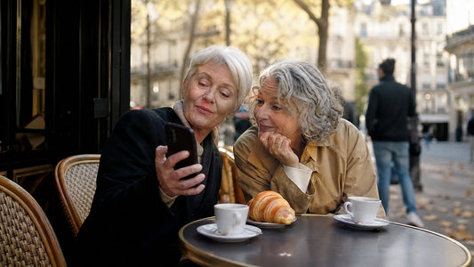 Deux amies de 60 ans en terrasse se demandent si un fond de teint qui change de couleur marche