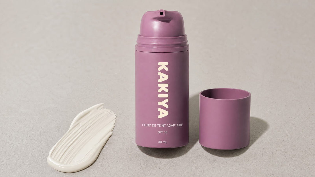 Flacon du fond de teint adaptatif Kakiya à côté d'un trait de produit blanc, kakiya avis