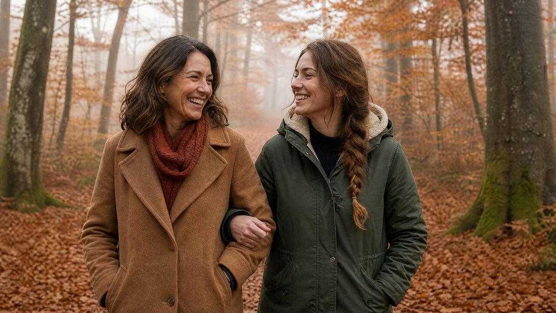 Mère et fille riant en forêt d'automne : moustache femme, une gêne fréquente après 50 ans