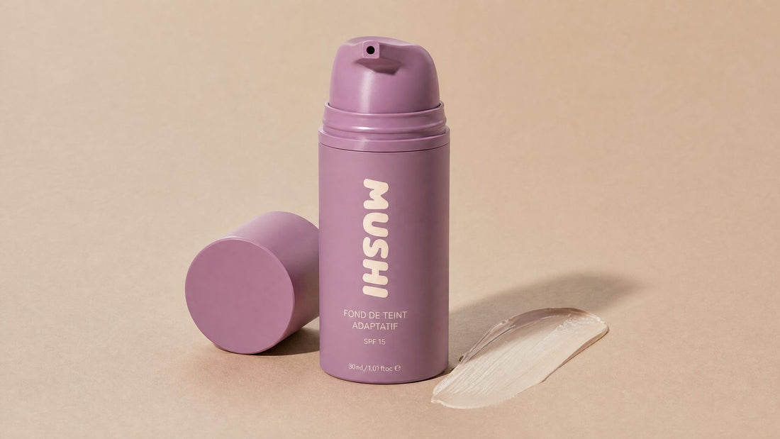 Flacon du fond de teint adaptatif MUSHI à côté d'un trait de produit blanc, mushi avis