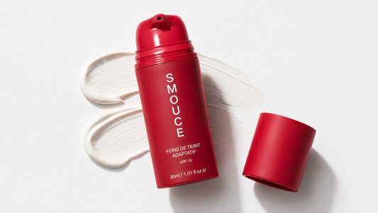 Flacon du fond de teint adaptatif Smouce et deux traces de produit blanc, smouce avis